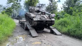 Nu, nu este „World of Tanks”: Tancuri AMX-13, vechi de zeci de ani, folosite recent în lupta cu mafia aurului