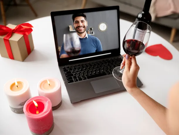 Capcana de pe Tinder: Cum funcționează șantajul sexual online