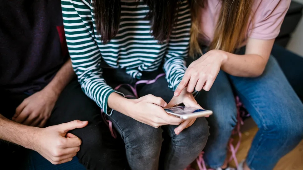 Raport: Utilizarea excesivă a rețelelor sociale afectează starea de bine a tinerilor