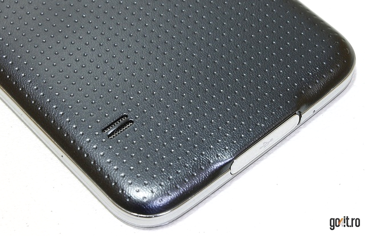 Samsung Galaxy S5 - modelul cu perforaţii al capacului posterior