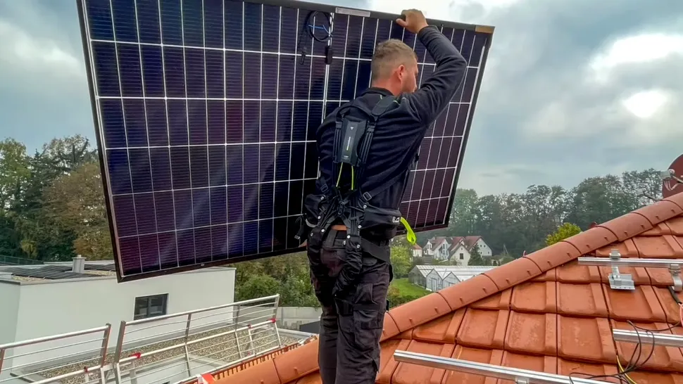 Un start-up german oferă exoschelete pasive pentru instalatorii de sisteme fotovoltaice