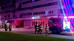 Foto-video / Dronă prăbușită peste un bloc din Galați. Explozie, incendiu și zeci de persoane evacuate