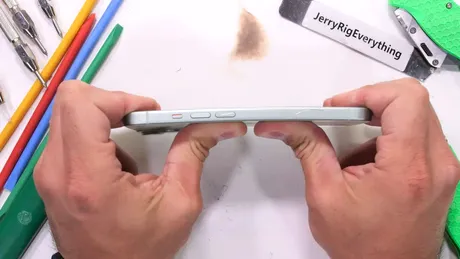 Cât de rezistente sunt iPhone 15 și 15 Plus, noile modele iPhone fără carcasă din Titan