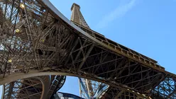 O bucată de istorie la licitație: Secțiune originală din scara Turnului Eiffel, scoasă la vânzare în Paris