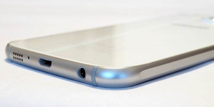 Samsung Galaxy S6: aluminiu şi sticlă