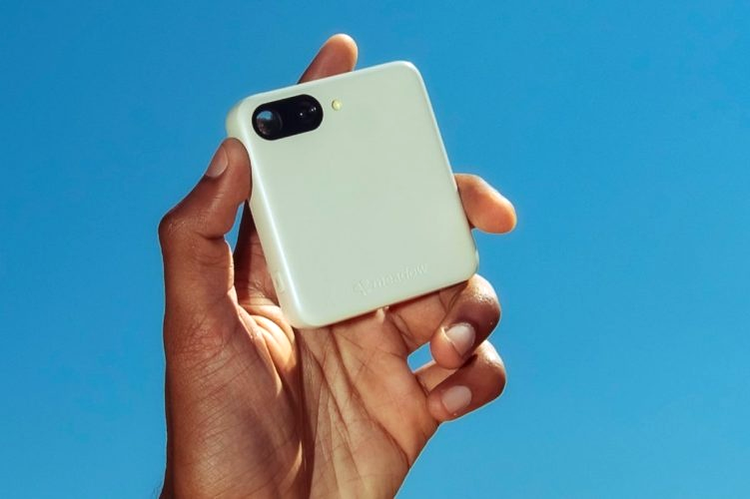 telefonul meadow privit din spate