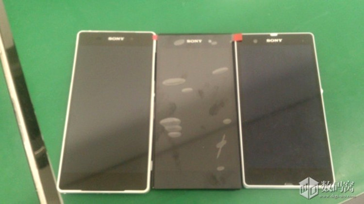 Sony Xperia Z2 (stânga), Xperia Z1 (centru) şi Xperia Z (dreapta)