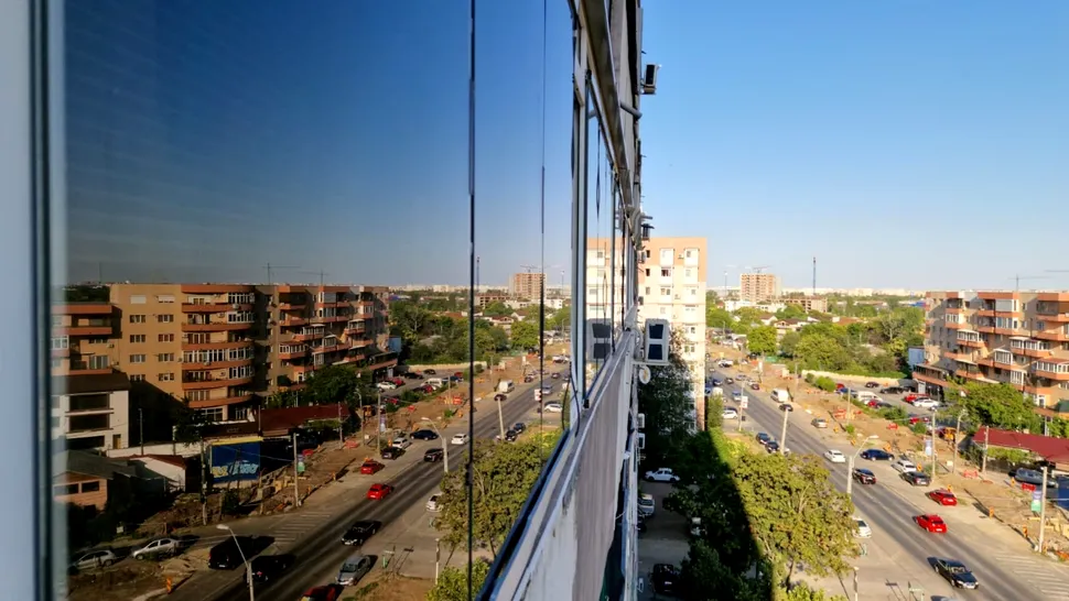 Ferestrele fotovoltaice încălzesc apa într-un apartament din București de doi ani