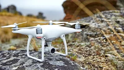 Noua dronă DJI, Phantom 4, este semi-autonomă: poate ocoli singură obstacole şi urmări obiecte [VIDEO]