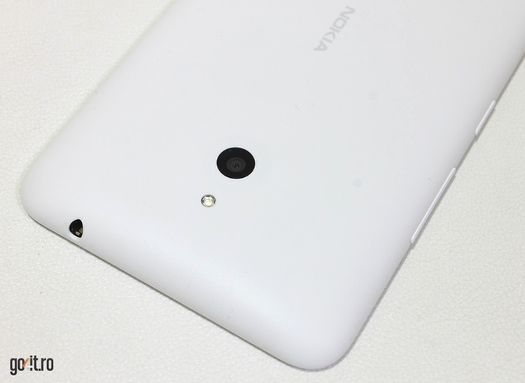 Nokia Lumia 1320: un capac din material plastic cu un sistem de prindere nesatisfăcător