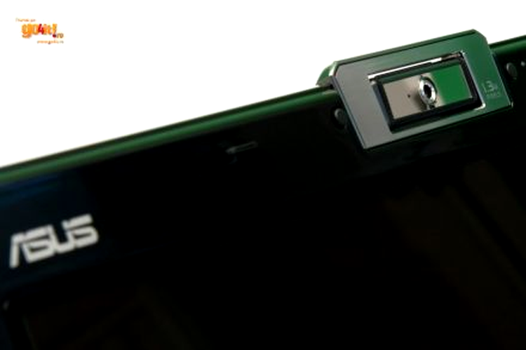 Asus M70 – ecranul cu filtru Glare şi camera de 1.3 MP