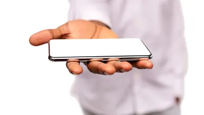 Cel mai subțire telefon pliabil din lume în imagini: Cum arată lângă iPhone 16 Pro