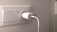 Lași încărcătorul telefonului în priză după ce îl scoți? Cât consumă și când poate deveni un risc