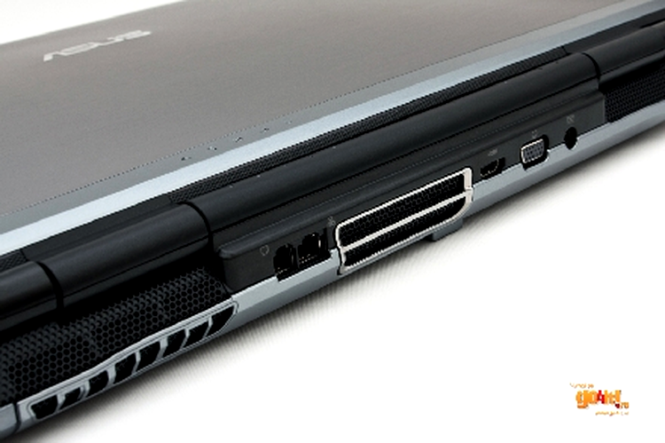 Asus W90 - grilele de ventilaţie din spate