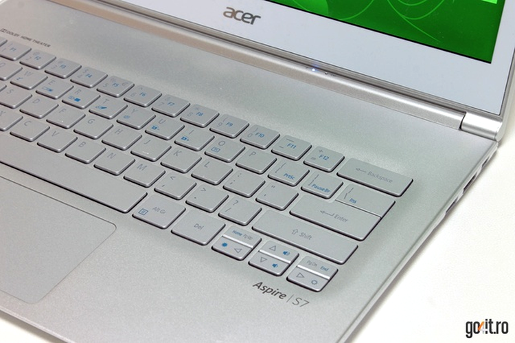 Acer Aspire S7 (393): o tastatură bună cu aranjare cam ciudată