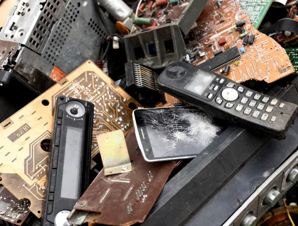 Prăpastia dintre consum și reciclare în UE: europenii cumpără de trei ori mai multe electronice decât predau ca deșeuri