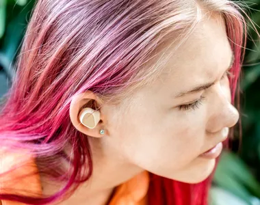 Căștile intraauriculare îți pot afecta sănătatea urechilor. Care sunt semnele și ce modele sunt recomandate?