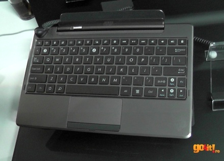 Asus PadFone - dock-ul cu tastatură