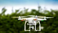 Statul va spiona cu dronele. Proprietarii români de case NU mai pot schimba nimic în curte. Primăria trebuie să aprobe tot