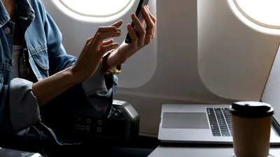 Se prăbușește avionul dacă nu putem telefonul pe „modul avion” când călătorim? Explicația unui pilot - VIDEO
