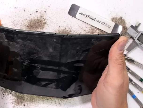 VIDEO: Samsung Galaxy Z TriFold nu este la fel de rezistent precum alte telefoane pliabile