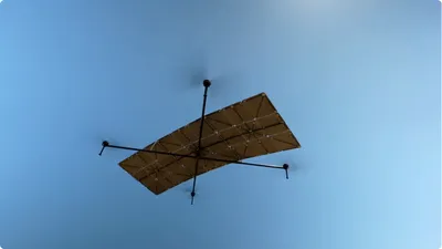 Prima dronă care zboară fără a avea baterie