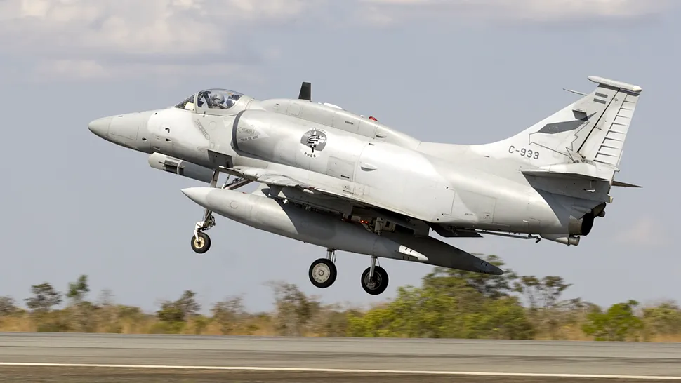 O legendă este retrasă din serviciu: A-4 Skyhawk, avionul care a scufundat un distrugător britanic în Falklands, înlocuit de F-16
