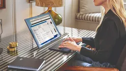 HP demonstrează o tabletă cu ecran pliabil de 17”, convertibilă în laptop de 12.3”