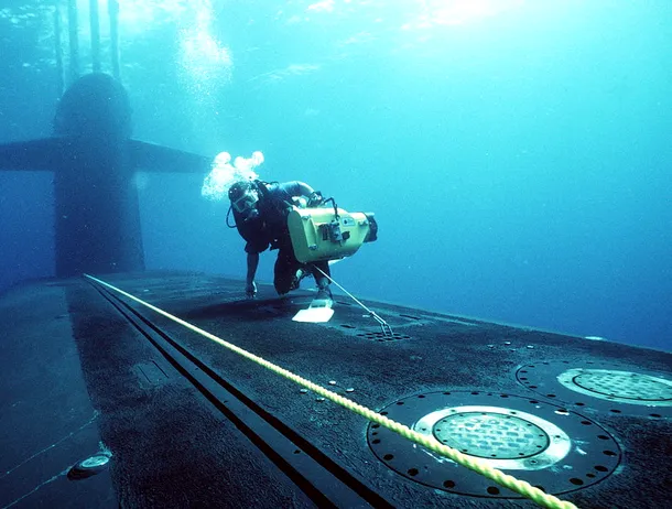 Cum navighează submarinele nucleare care stau luni de zile sub apă, fără acces la GPS. Waze nu ar funcționa în adâncuri