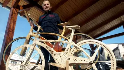 Cea mai uşoară bicicletă de lemn din lume cântăreşte sub 3 kilograme şi e realizată în Arad