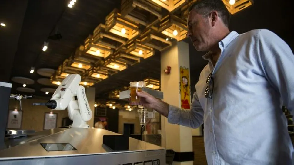 Un robot care servește bere într-un bar a devenit o atracție locală