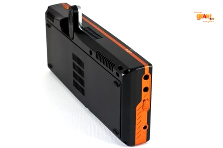 Wibrain B1LH – spatele dispozitivului şi camera web deschisă