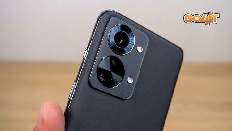 OnePlus Nord 2T camera handheld