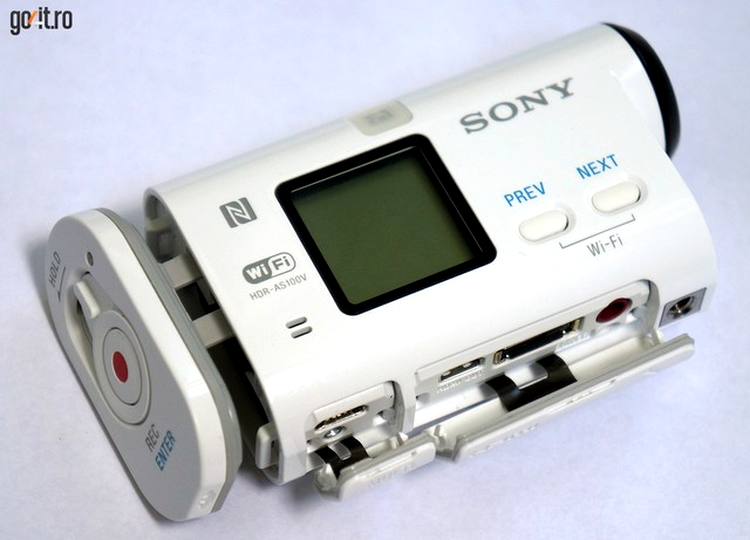 Sony AS100V: cele trei capace detaşabile care ascund conectica