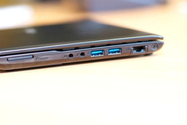 Asus Eee PC 1018P - două porturi USB 3.0