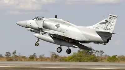 O legendă este retrasă din serviciu: A-4 Skyhawk, avionul care a scufundat un distrugător britanic în Falklands, înlocuit de F-16