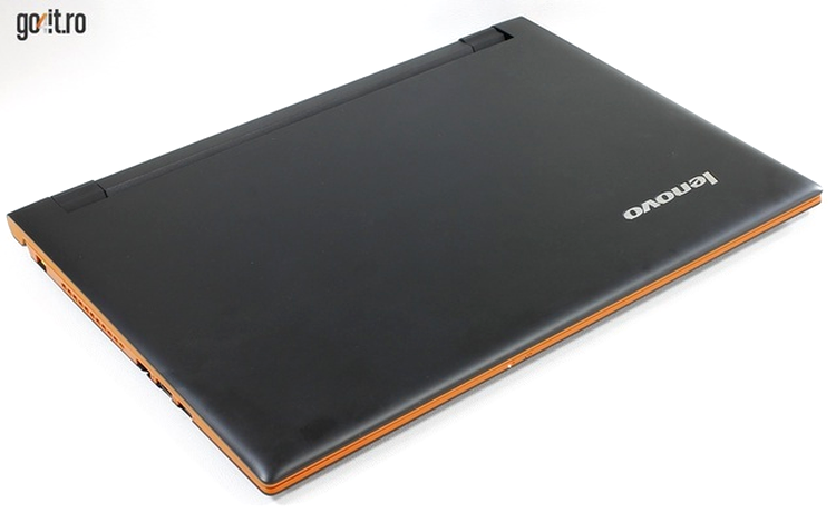 Lenovo Ideapad Flex 15 - carcasa este fabricată dintr-un plastic cu o textură fină