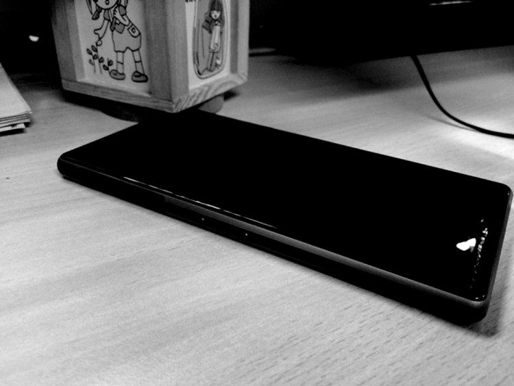 Sony Xperia i1 - conectorul pentru staţia de andocare cu fixare magnetică