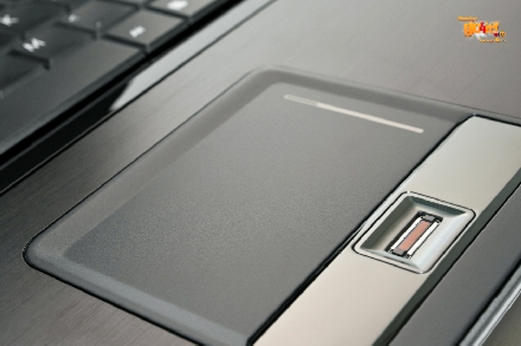 Asus W90 - touchpad-ul cu cititor de amprente