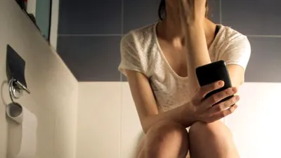 Informaţiile de pe şampon nu mai sunt suficiente: 75% dintre oameni merg cu telefonul la toaletă, iar medicii le cer să nu mai facă asta