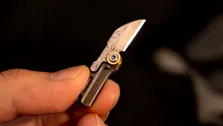 Tikzer G11: Micro-cuțitul EDC din titan și oțel Damasc de mărimea unui deget
