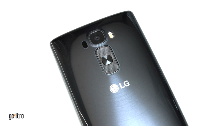 LG G Flex 2 - Butoanele sunt poziţionate pe spate, sub camera foto