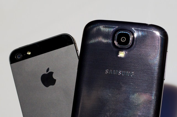 Apple încearcă să includă telefonul Galaxy S4 în procesul contra Samsung
