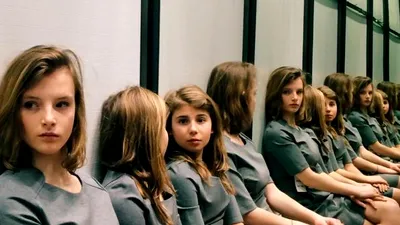 O nouă iluzie optică a devenit virală pe internet. Câte fete sunt în această imagine?