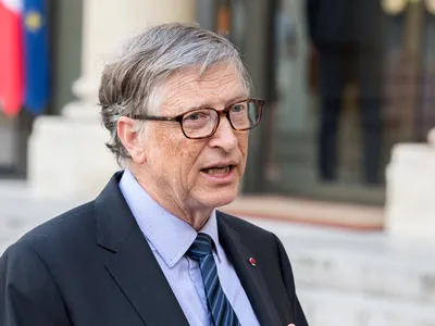 Bill Gates avertizează: inteligența artificială ar putea „cauza un miliard de morți” dacă nu va fi reglementată