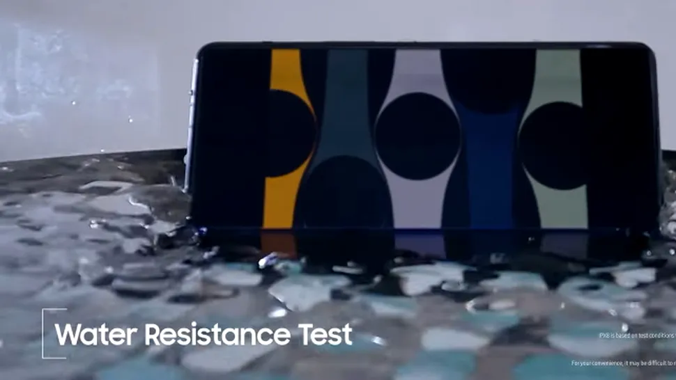 Samsung încearcă să demonstreze cu un clip video că telefoanele pliabile sunt, de fapt, rezistente