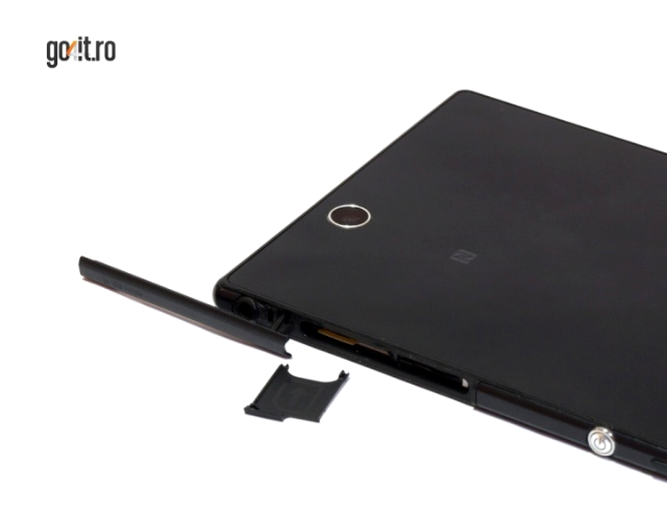 Sony Xperia Z Ultra - slot-urile pentru SIM şi microSD