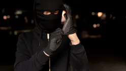 Doi români din Vâlcea, acuzați că au creat o platformă online pentru angajarea de asasini plătiți în criptomonede