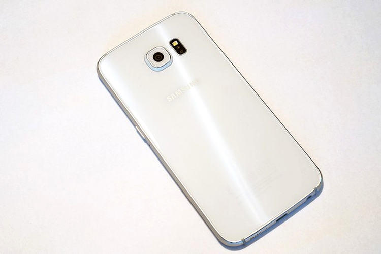 Samsung Galaxy S6: spatele acoperit cu sticlă nu mai este detaşabil