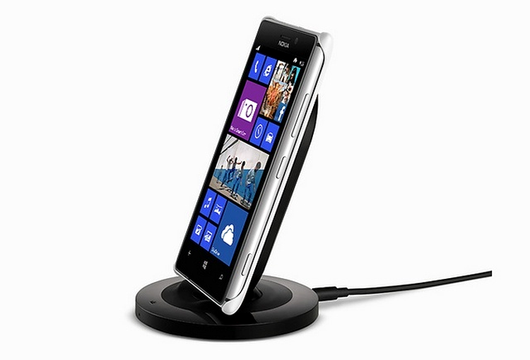 Nokia Lumia 925 cu adaptorul şi încărcătorul wireless